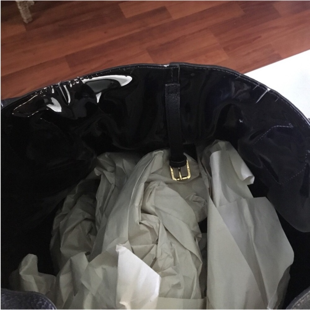 TORY BURCH MICHELLE BLACK PEBBLED LEATHER BUCKET TOTE BLACK GOLD LOGO - Picture 15 of 15